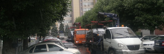 С улицы Павлова массово эвакуируют автомобили